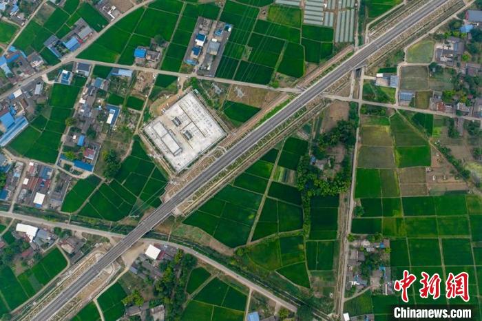 空中俯瞰綿竹牽引變電所和川青鐵路成黃段鐵路線?！⒅铱?攝