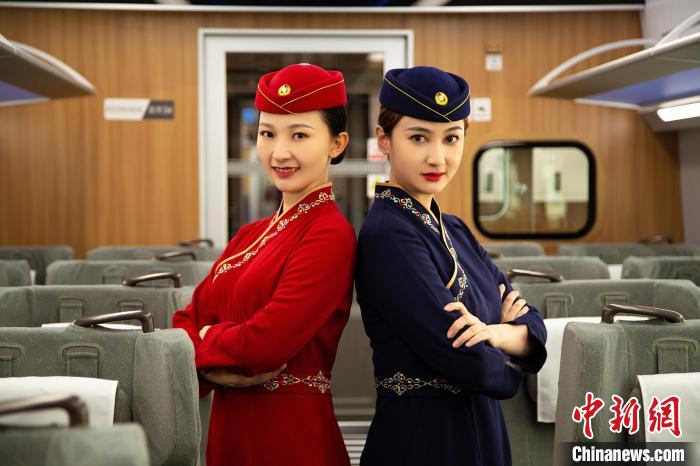 圖為整體色彩以“深藏青”和“喇嘛紅”為主調的西格段“復興號”動車組乘務員新制服?！±罾?攝