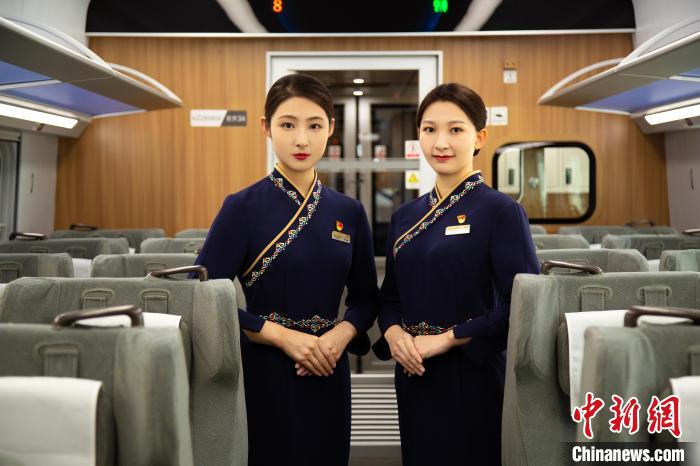 圖為整體色彩以“深藏青”為主調的西格段“復興號”動車組乘務員新制服?！±罾?攝