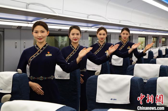 圖為身穿新制服的青藏鐵路西格段“復興號”動車組乘務員?！±罾?攝