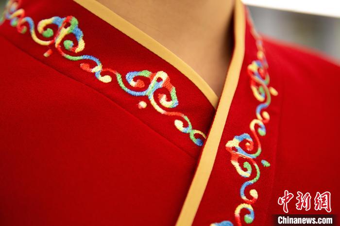 圖為新制服領口點綴有蒙古特色的烏力吉紋繡花?！±罾?攝