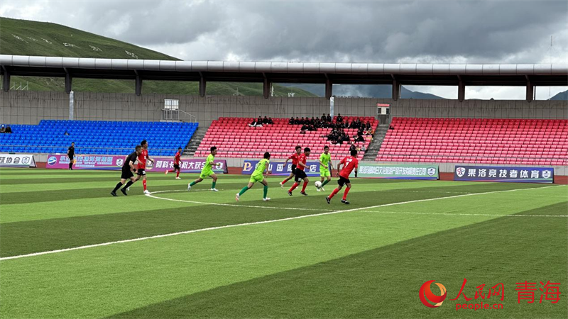 “州超”球員正在拼搶。人民網(wǎng) 劉沛然攝