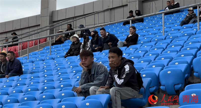 現(xiàn)場觀看“州超”的觀眾。人民網(wǎng) 劉沛然攝