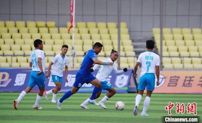 圖為班瑪隊(duì)(白)與達(dá)日隊(duì)在球場(chǎng)進(jìn)行比拼?！●R銘言 攝