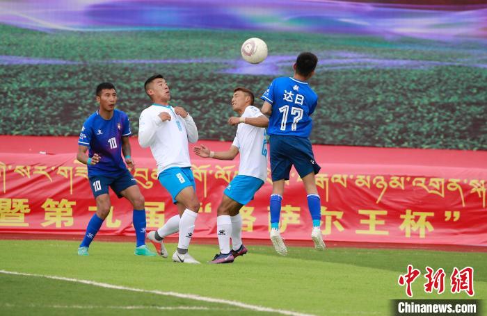 圖為班瑪隊(duì)(白)與達(dá)日隊(duì)在球場(chǎng)進(jìn)行比拼?！●R銘言 攝