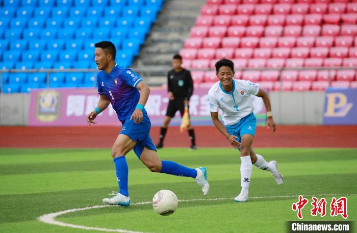 圖為班瑪隊(duì)(白)與達(dá)日隊(duì)隊(duì)員在球場(chǎng)感受快樂(lè)足球?！●R銘言 攝