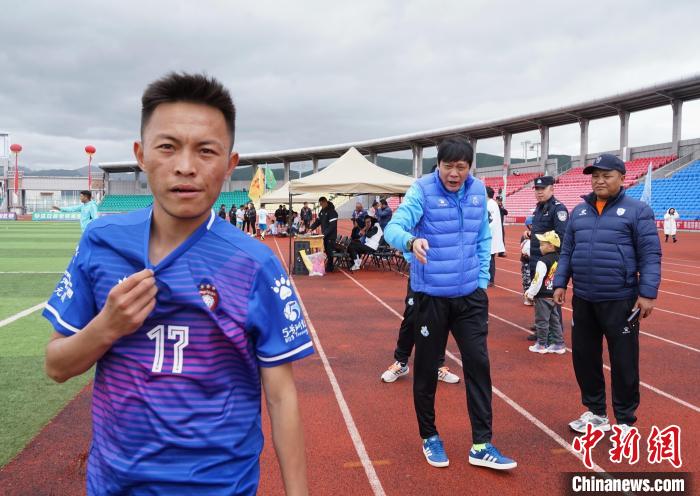 圖為范志毅在球場(chǎng)邊指導(dǎo)球員?！●R銘言 攝