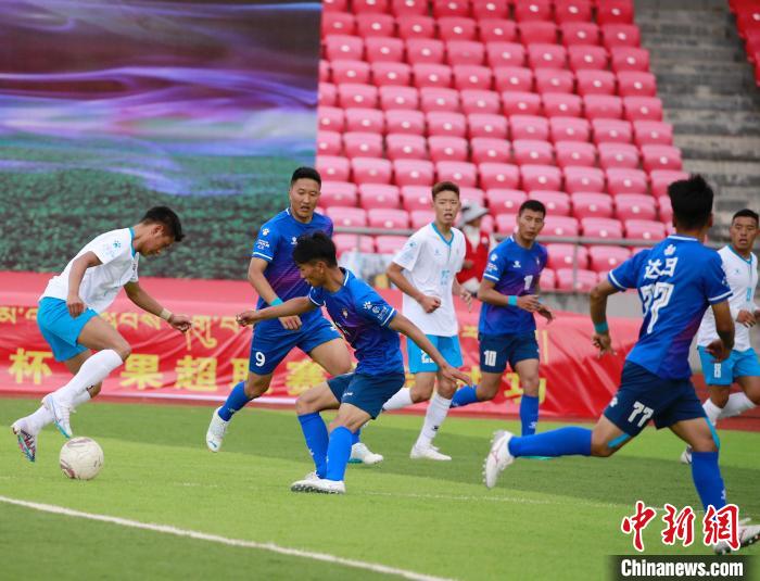 圖為班瑪隊(duì)(白)與達(dá)日隊(duì)在球場(chǎng)進(jìn)行比拼。　馬銘言 攝