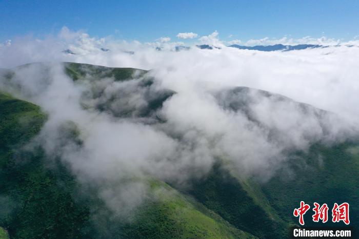 航拍賽來塘鎮(zhèn)山間云霧繚繞?！●R銘言 攝