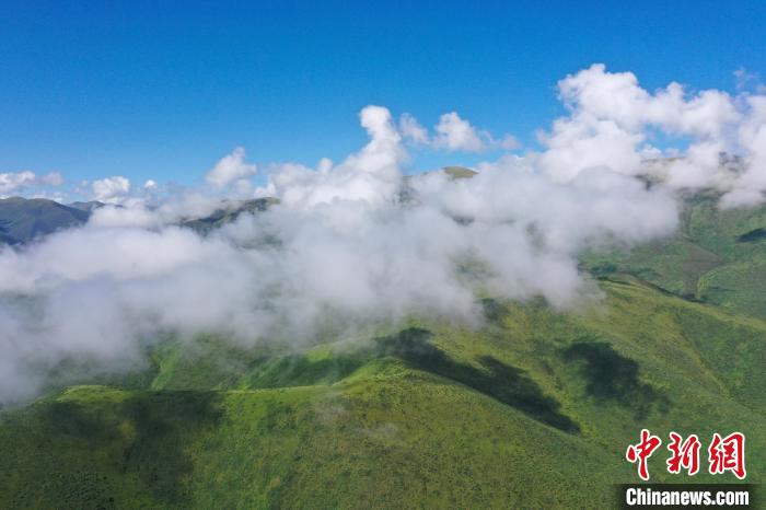 航拍賽來塘鎮(zhèn)山間云霧繚繞?！●R銘言 攝