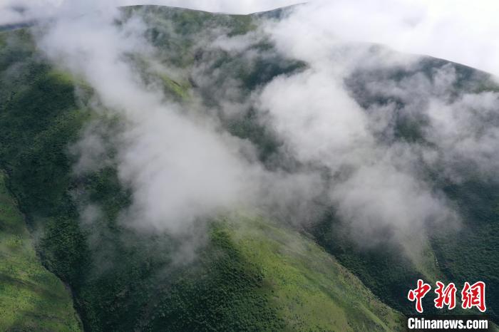 航拍賽來塘鎮(zhèn)山間云霧繚繞?！●R銘言 攝