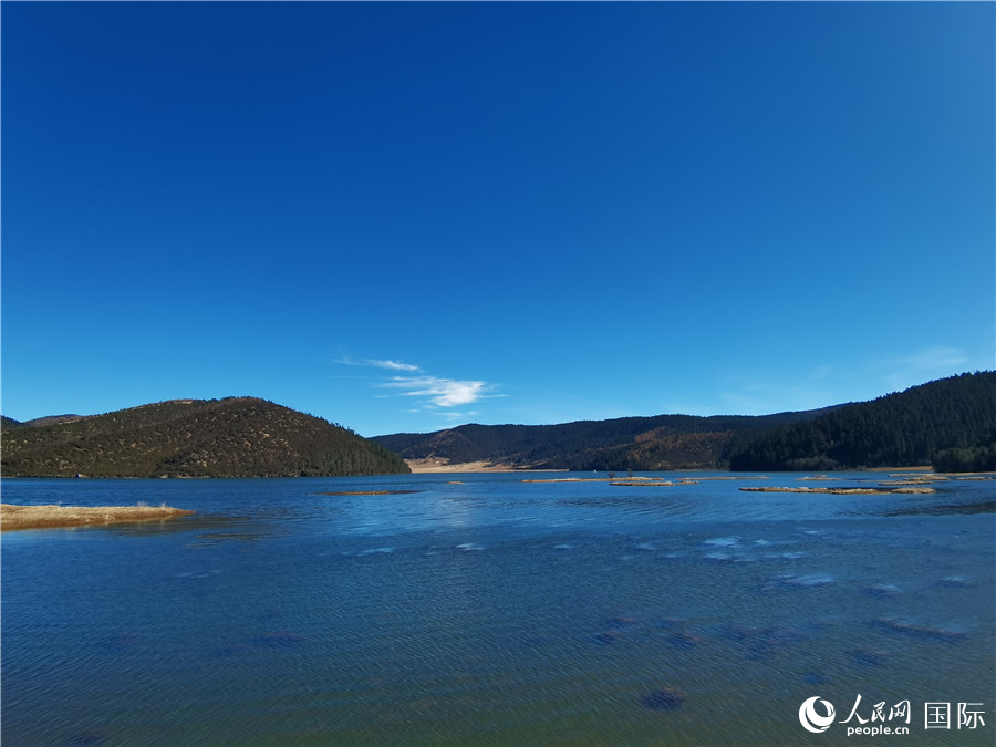 香格里拉國(guó)家公園景區(qū)內(nèi)，被譽(yù)為“高原仙子”的屬都湖。人民網(wǎng)記者 杜明明攝