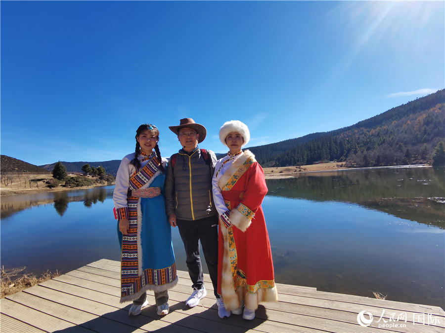 來自安徽合肥的一家三口在香格里拉國(guó)家公園景區(qū)內(nèi)拍照留念。人民網(wǎng)記者 杜明明攝