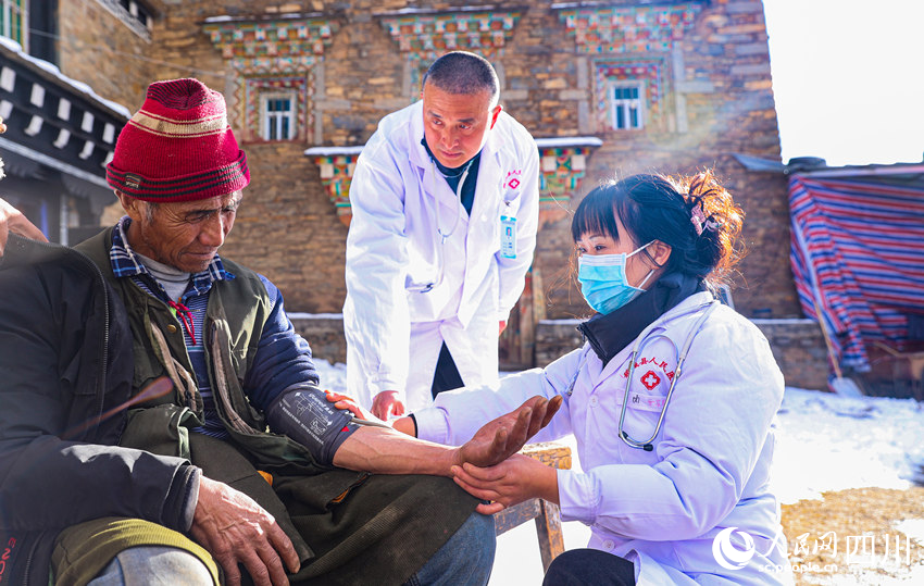 幫扶醫(yī)療小分隊成員為村民義診。劉學(xué)懿攝