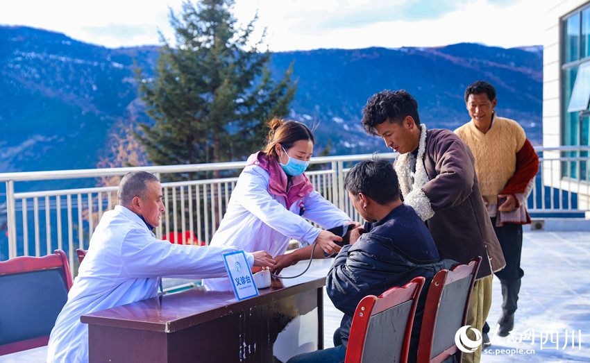 幫扶醫(yī)療小分隊成員為村民義診。劉學(xué)懿攝