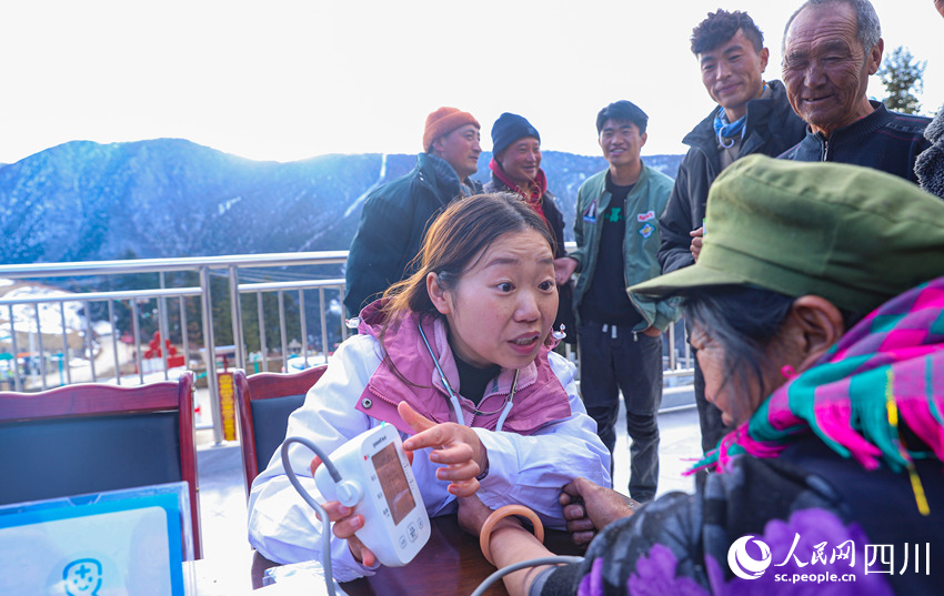 幫扶醫(yī)療小分隊成員為村民義診。劉學(xué)懿攝