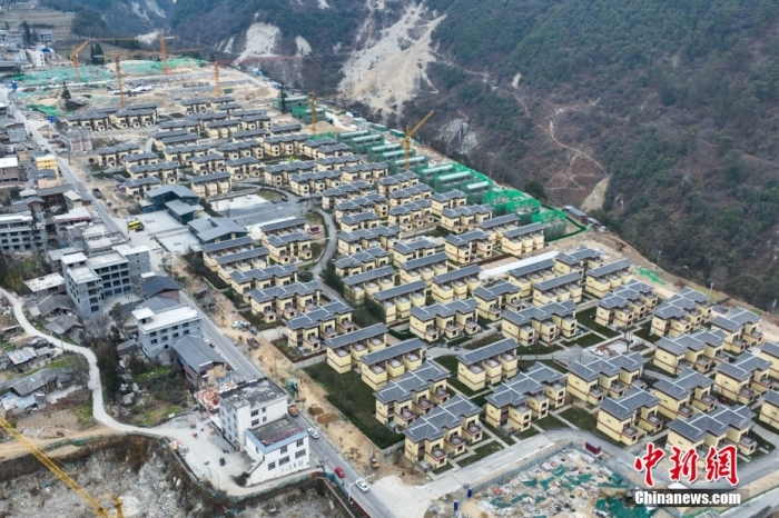 圖為2月1日，瀘定磨西鎮(zhèn)震后重建的安置小區(qū)。(無人機(jī)照片)<a target='_blank' href='/'><p  align=