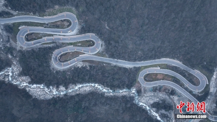 圖為2月1日，震后重建的海螺溝景區(qū)道路。(無人機(jī)照片)<a target='_blank' href='/'><p  align=