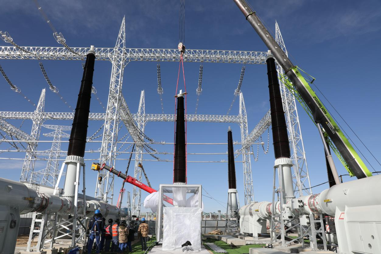 750千伏HGIS套管安裝工作。蒙珝攝