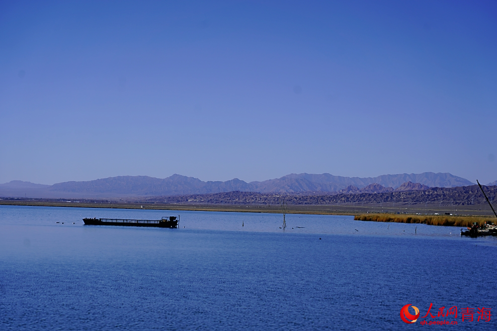 可魯克湖秋色如畫。人民網(wǎng) 陳明菊攝