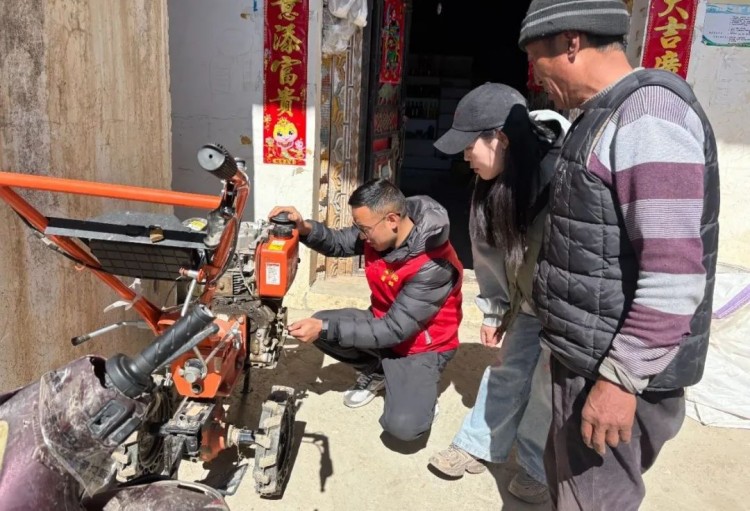 澤郎幫助村民檢查機(jī)械農(nóng)具。黑水縣融媒體中心供圖