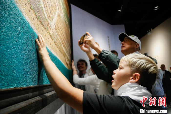 中美青少年青海尖扎黃河岸畔共敘友情
