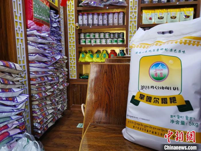 圖為洛桑旦增為自家青稞產(chǎn)品設(shè)計的商標(biāo)與特色包裝?！垈?攝
