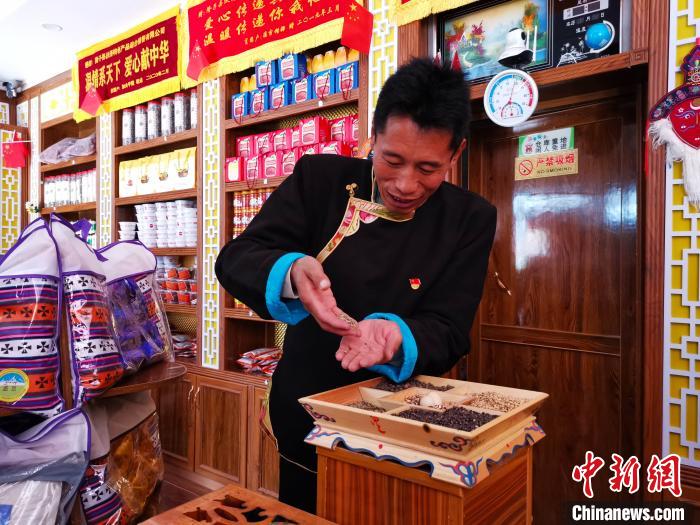 圖為洛桑旦增介紹青稞的功效?！垈?攝