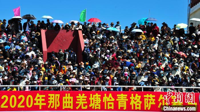 圖為當(dāng)日的比賽吸引了眾多觀眾?！垈?攝