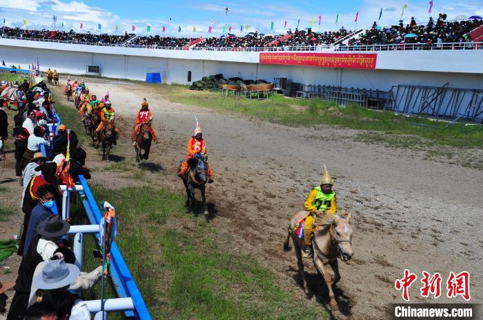 圖為少年騎手騎乘沒(méi)有馬鞍的賽馬，靠雙腳夾住馬馳騁在跑道上。　張偉 攝