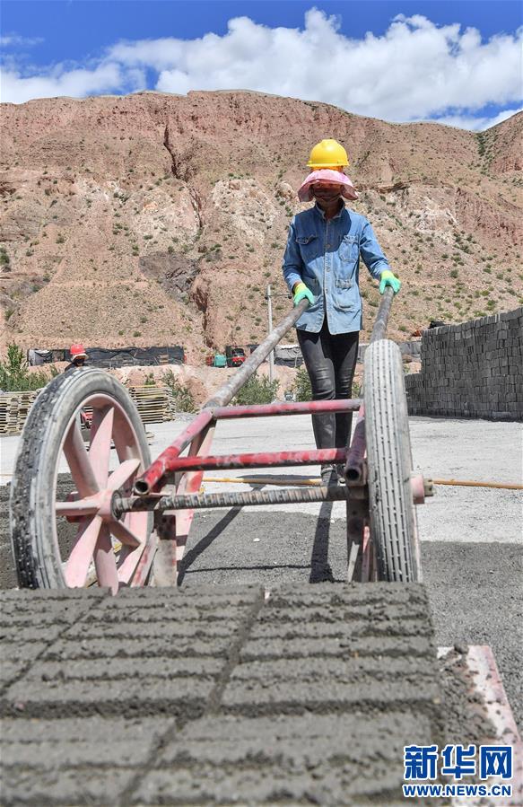 (社會)(4)藏東脫貧影像:為家鄉(xiāng)建設“添磚加瓦”