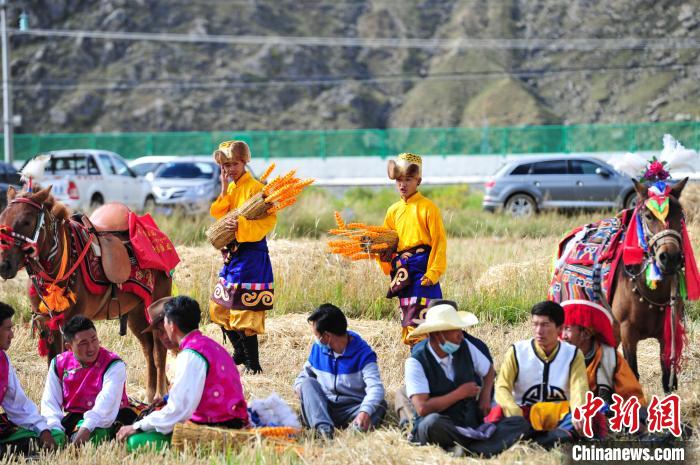 圖為等待登場(chǎng)的農(nóng)牧民演員?！垈?攝