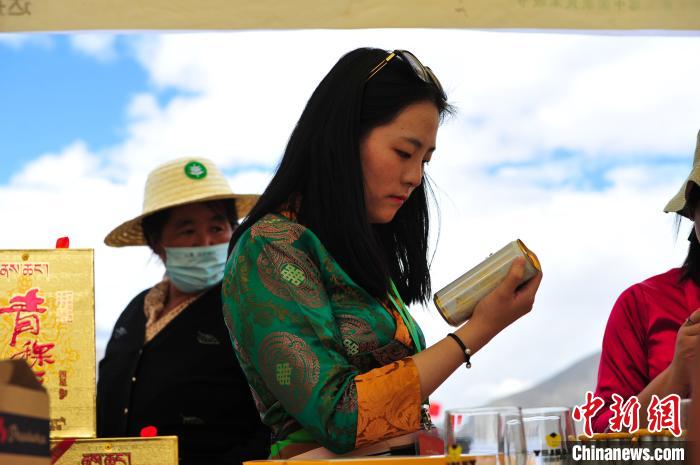 圖為拉薩市民在特色農(nóng)畜產(chǎn)品展示展銷會(huì)上選購(gòu)商品?！垈?攝