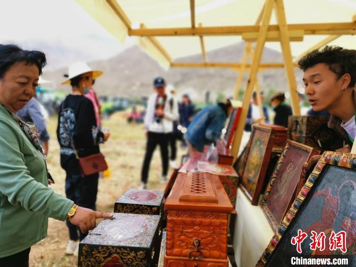 圖為拉薩市民在特色農(nóng)畜產(chǎn)品展示展銷會(huì)上選購(gòu)商品?！垈?攝