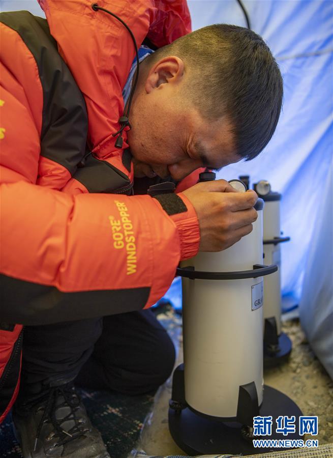 （新華全媒頭條·圖文互動）（9）往更高處長、往長春北京方向移動——來自海拔8848.86米的報(bào)告