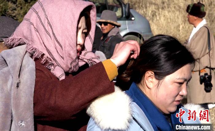 圖為1月13日，電影《雪域青春》群眾演員做拍攝準(zhǔn)備?！∝暽＠?攝