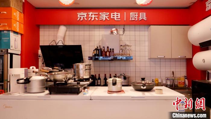 圖為店內(nèi)部分商品展示?！≈x牧 攝