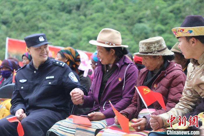 圖為李陽副所長(前排左一)與卓嘎、央宗姐妹共同參加愛國主義教育活動?！〉录?攝