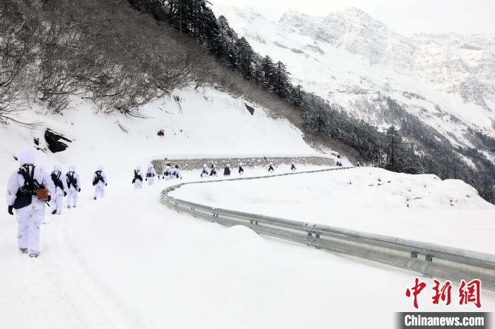 圖為徒步前進(jìn)。　楊靜 攝