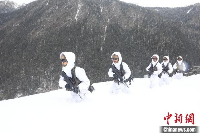 圖為徒步前進(jìn)?！〗有?攝