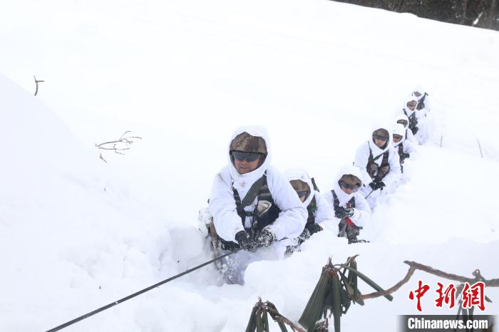 圖為依靠纜繩攀爬?！铎o 攝