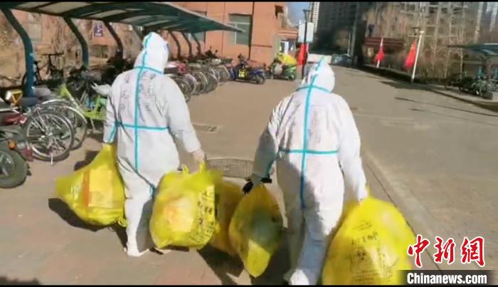 收集垃圾?！¤F西區(qū)委宣傳部 攝