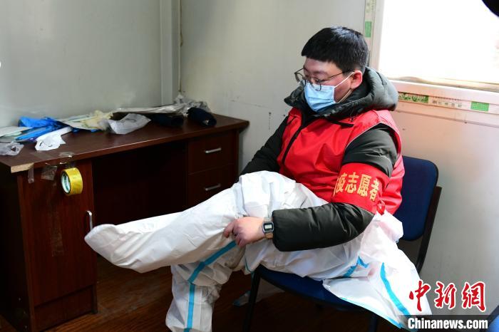 穿防護(hù)服?！¤F西區(qū)委宣傳部 攝