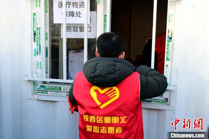 領(lǐng)防護(hù)用品。　鐵西區(qū)委宣傳部 攝