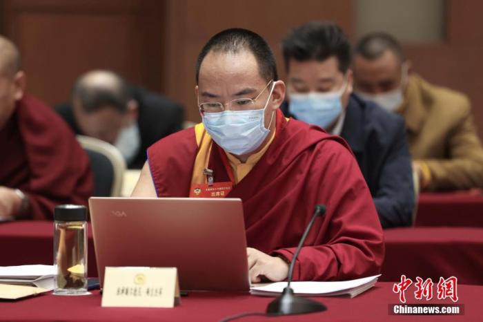 3月9日上午，全國(guó)政協(xié)十三屆四次會(huì)議舉行小組會(huì)議，討論“兩高”工作報(bào)告，審議各項(xiàng)決議和報(bào)告草案。圖為北京友誼賓館宗教界別委員小組會(huì)議現(xiàn)場(chǎng)，全國(guó)政協(xié)常委、中國(guó)佛教協(xié)會(huì)副會(huì)長(zhǎng)、中國(guó)佛教協(xié)會(huì)西藏分會(huì)會(huì)長(zhǎng)班禪額爾德尼·確吉杰布參加討論。<a target='_blank' ><p  align=