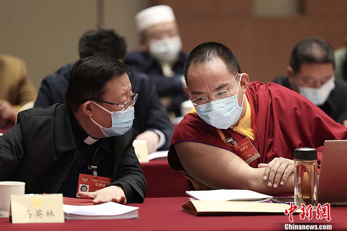 3月9日上午，全國(guó)政協(xié)十三屆四次會(huì)議舉行小組會(huì)議，討論“兩高”工作報(bào)告，審議各項(xiàng)決議和報(bào)告草案。圖為北京友誼賓館宗教界別委員小組會(huì)議現(xiàn)場(chǎng)，全國(guó)政協(xié)常委、中國(guó)佛教協(xié)會(huì)副會(huì)長(zhǎng)、中國(guó)佛教協(xié)會(huì)西藏分會(huì)會(huì)長(zhǎng)班禪額爾德尼·確吉杰布(右)與全國(guó)政協(xié)常委、中國(guó)天主教主教團(tuán)主席馬英林(左)交流。<a target='_blank' ><p  align=