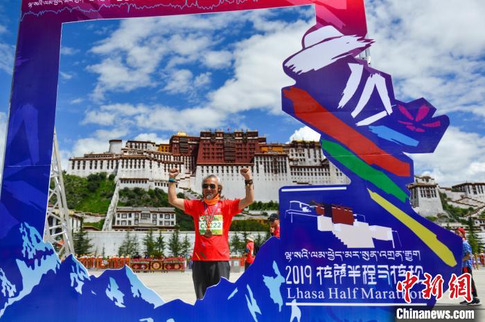 資料圖為2019年8月18日，拉薩舉行半程馬拉松賽?！〗w波 攝