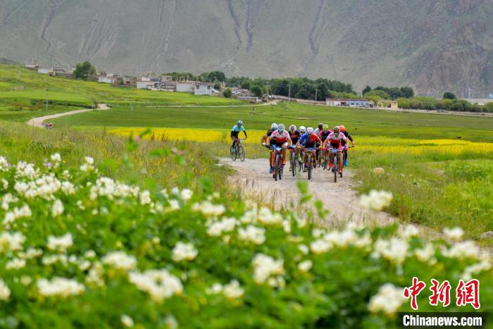 資料圖為2019年，西藏拉薩在堆龍德慶區(qū)舉行楚布溝山地自行車越野賽?！〗w波 攝