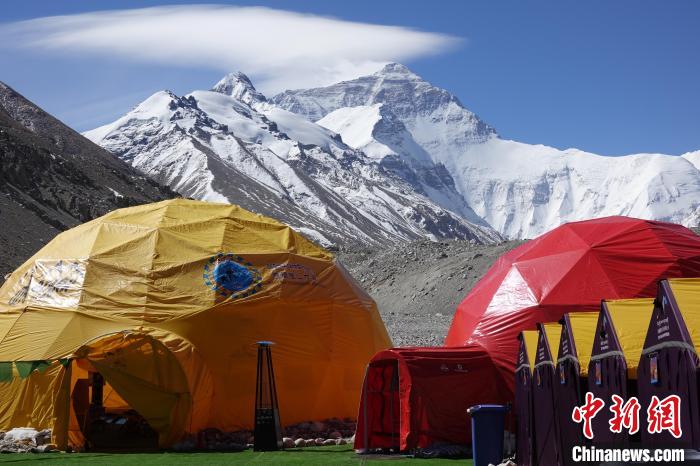 5月9日的珠峰北坡登山大本營(yíng)?！∪轿木?攝