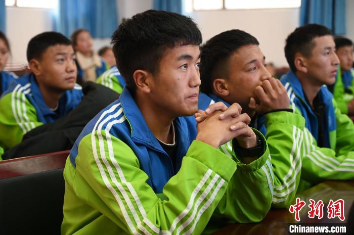 圖為學(xué)生在聆聽授課。